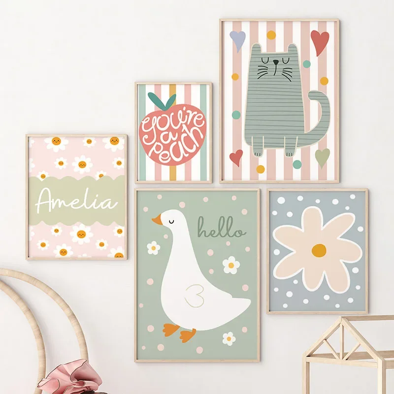 Baby Nursery Paintings - 漫画の猫、アヒル、鳥、リンゴ、カスタムベビーネーム、保育園の壁アート、キャンバス絵画、北欧ポスターとプリント、子供部屋の装飾