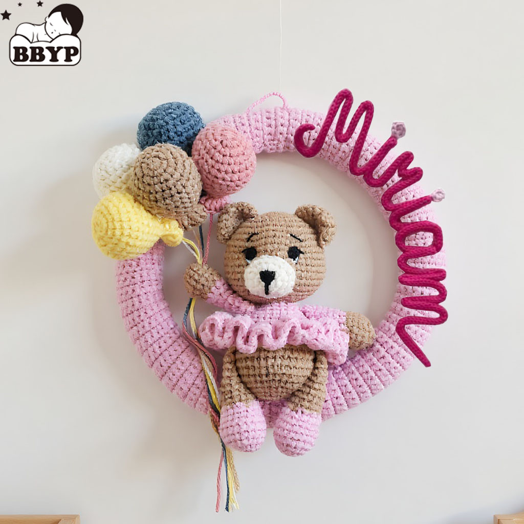 Baby Nursery Things - クマと風船付きのパーソナライズされたかぎ針編みのネームリース、赤ちゃん用のカスタム保育園の壁飾り、手作りギフト、新生児ギフト、ベビーシャワー