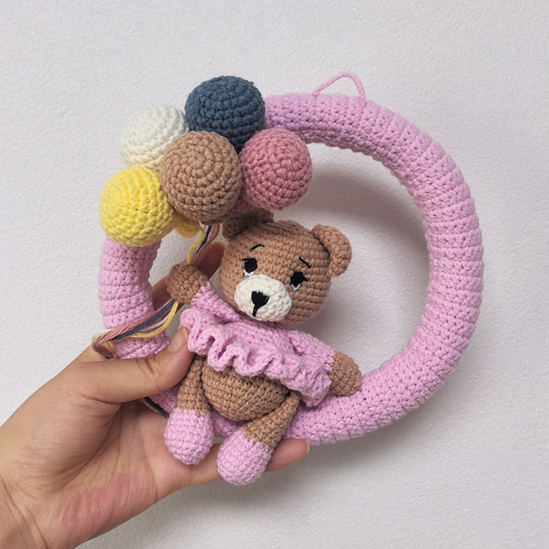 クマと風船付きのパーソナライズされたかぎ針編みのネームリース - Baby Nursery Things のレビューと価格
