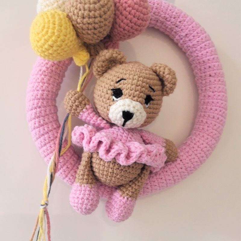 クマと風船付きのパーソナライズされたかぎ針編みのネームリース - Baby Nursery Things のレビューと価格